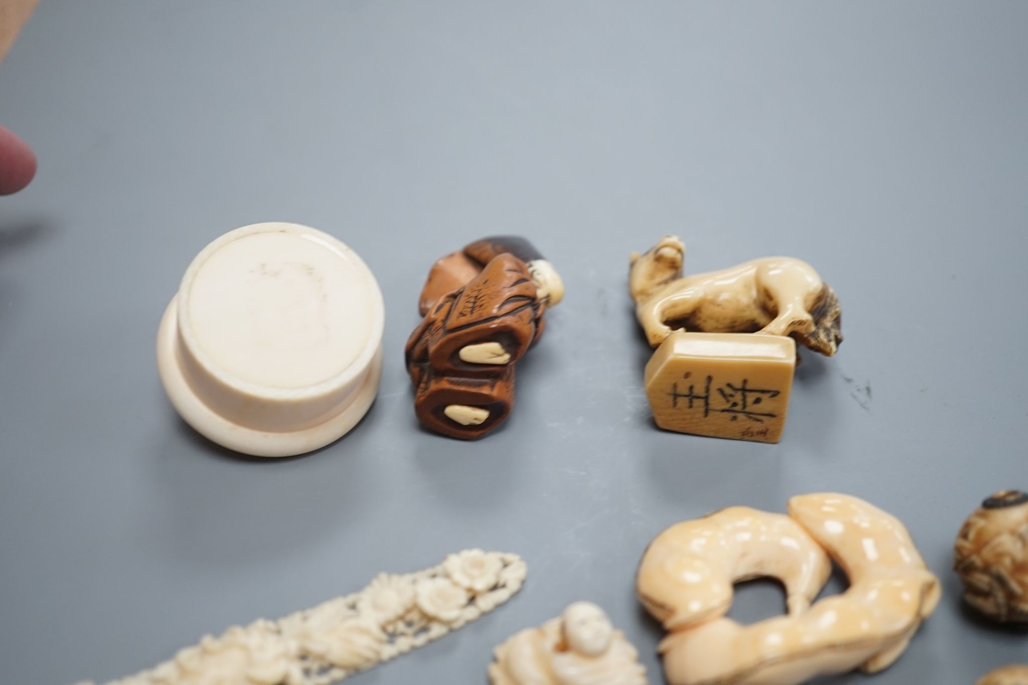 A group of 19th/early 20th century ivory ojime beads and netsuke (14)